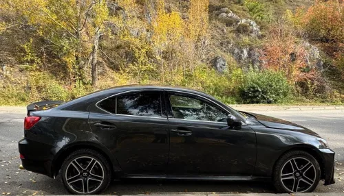 Люк, мультируль и стильная подсветка: в Горно-Алтайске продают Lexus из Армении