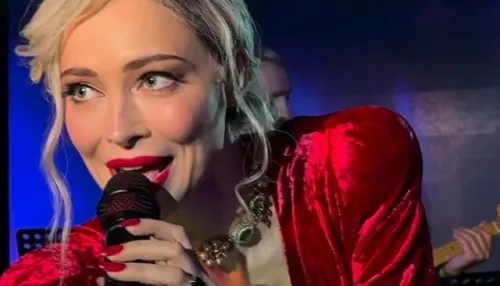 Настасья Самбурская пытается три года свести неудачную татуировку. Фото