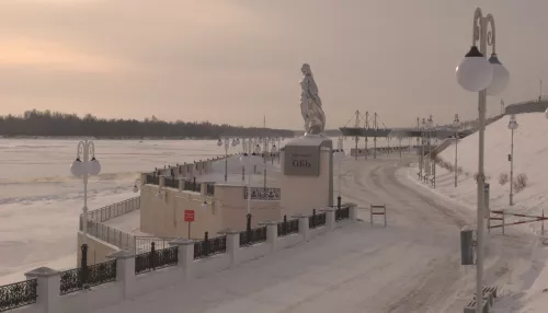 Ледяная симфония: как выглядит замерзающая Обь под холодным зимним солнцем. Фото