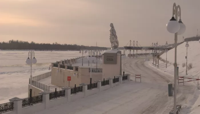 Ледяная симфония: как выглядит замерзающая Обь под холодным зимним солнцем. Фото