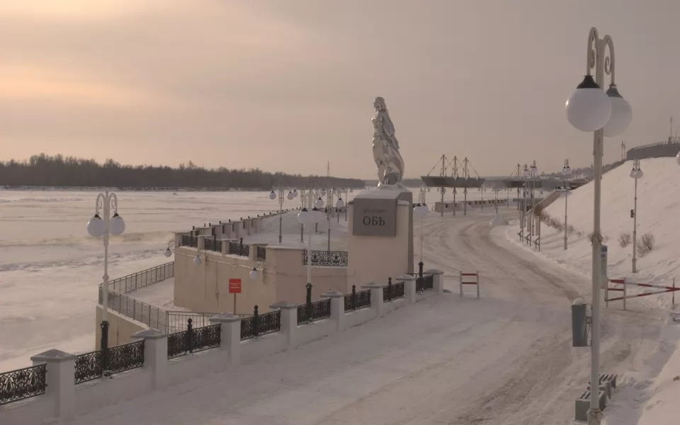 Ледяная симфония: как выглядит замерзающая Обь под холодным зимним солнцем. Фото