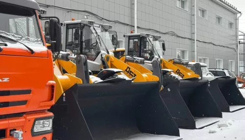 Новая коммунальная и дорожная техника выйдет на уборку барнаульских улиц. Фото