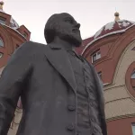 В центре Барнаула установили памятник Федору Достоевскому