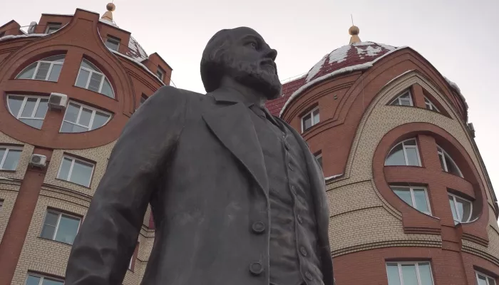 В центре Барнаула установили памятник Федору Достоевскому