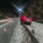 В Горно-Алтайске иномарка с пьяным водителем оседлала барьерное ограждение