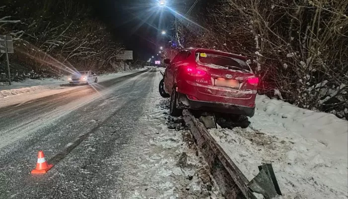 В Горно-Алтайске иномарка с пьяным водителем оседлала барьерное ограждение