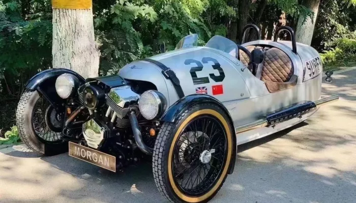 Редкий 75-летний автомобиль с тремя колесами продают в Барнауле за 4,7 млн. Фото