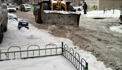 В Барнауле продолжается борьба со снегом и наледью: сколько очистили дворов