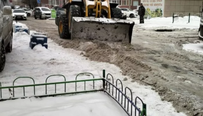 В Барнауле продолжается борьба со снегом и наледью: сколько очистили дворов
