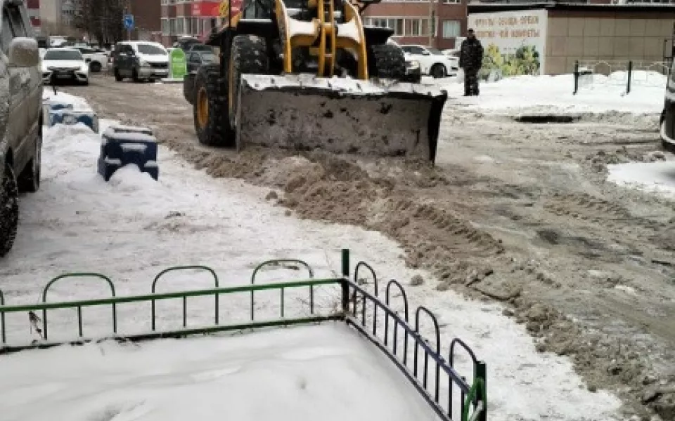 В Барнауле продолжается борьба со снегом и наледью: сколько очистили дворов