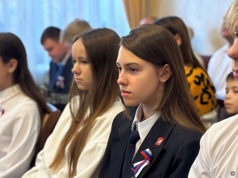 Юным барнаульцам торжественно вручили паспорта в День Конституции