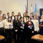 Барнаульским подросткам торжественно вручили паспорта в День Конституции. Фото