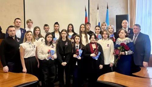 Барнаульским подросткам торжественно вручили паспорта в День Конституции. Фото