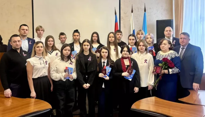 Барнаульским подросткам торжественно вручили паспорта в День Конституции. Фото