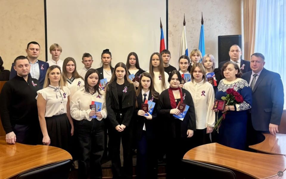 Юным барнаульцам торжественно вручили паспорта в День Конституции