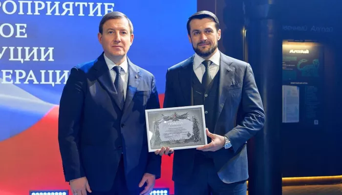 Александра Прокопьева наградили за вклад в организацию экспедиции на гору Белуха