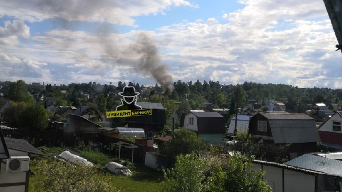 Несколько домов сгорело в садоводстве "Алтайские зори"