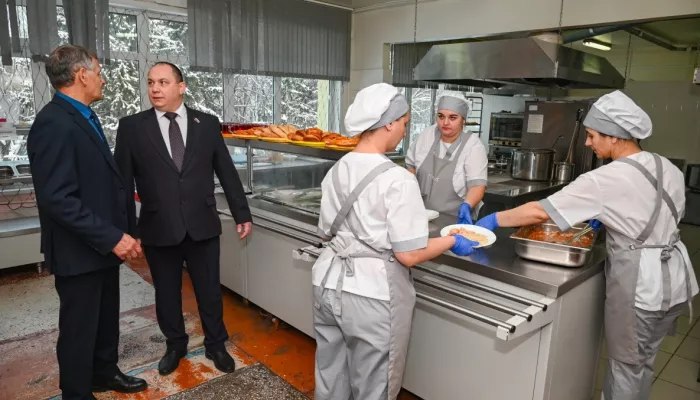 Общественный контроль нагрянул в барнаульскую гимназию №5 после истории с фонтанчиком