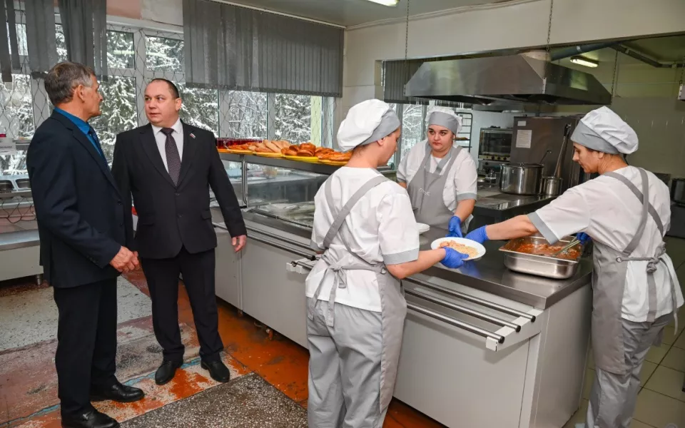 Общественный контроль нагрянул в барнаульскую гимназию 5 после истории с фонтанчиком