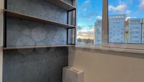 Квартиру с огромной кухней-гостиной продают в Барнауле за 16,5 млн рублей. Фото