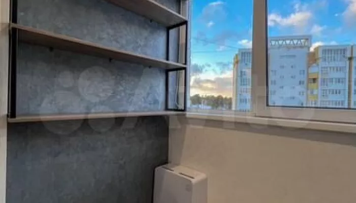 Квартиру с огромной кухней-гостиной продают в Барнауле за 16,5 млн рублей. Фото