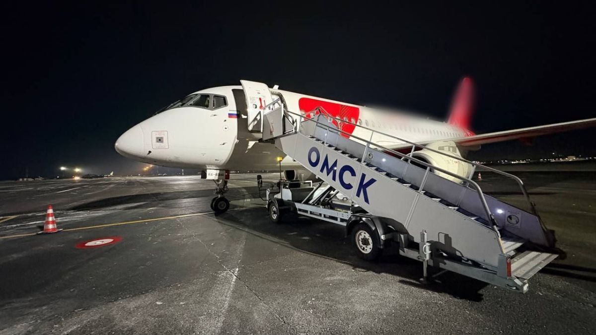 Приземлившийся самолет