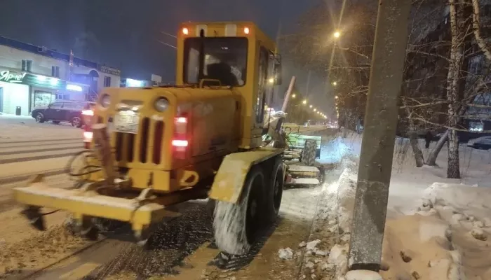 Почти 150 единиц техники убирали улицы Барнаула от снега в ночь на 14 декабря