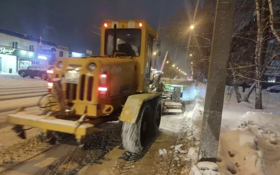 Почти 150 единиц техники убирали улицы Барнаула от снега в ночь на 14 декабря
