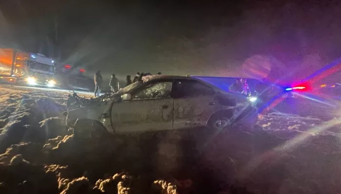 Легковушку смяло под колесами грузовика на новосибирской отрассе