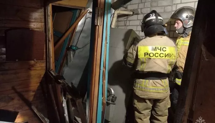 Частный дом в Рубцовске едва не разнесло от взрыва котла. Фото