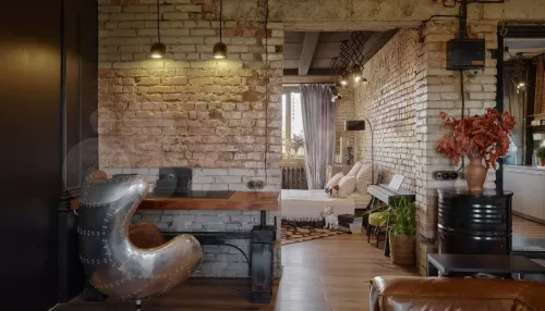 Арт-квартиру в стиле лофт со стеклянным туалетом продают в центре Барнаула. Фото