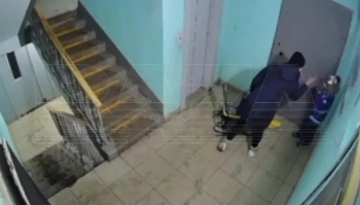 Мать избила маленького сына из-за упавшей бутылки пива