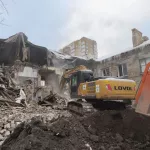 В Барнауле сносят аварийную кирпичную двухэтажку на ул. Советской Армии