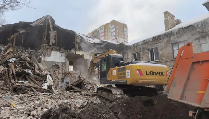 В Барнауле сносят аварийную кирпичную двухэтажку на ул. Советской Армии