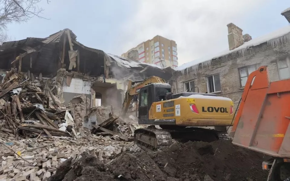 В Барнауле сносят аварийную кирпичную двухэтажку на ул. Советской Армии