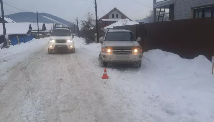 В Горно-Алтайске водитель Toyota Highlander наехал на лежащего на дороге человека