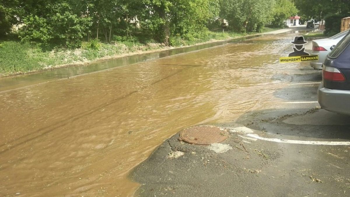 Ржавая река по асфальту: очередная коммунальная авария произошла в Барнауле