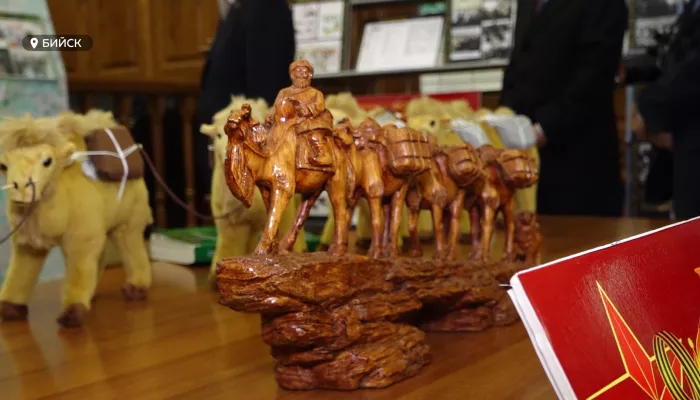 В Бийске открылась выставка Верблюжий караван. Все для фронта, все для Победы