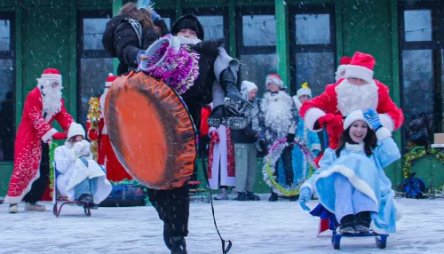 В барнаульском парке Изумрудный прошел Забег Дедов Морозов