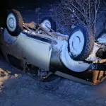 Нива легла вверх колесами в кювете на дороге в Республике Алтай