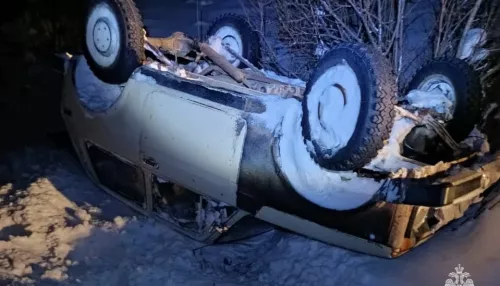 Нива легла вверх колесами в кювете на дороге в Республике Алтай