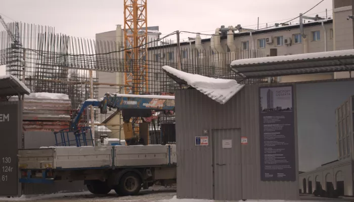 Башенный кран и стержни для монолита: в центре Барнаула ожила стройка ЦУМа. Фото
