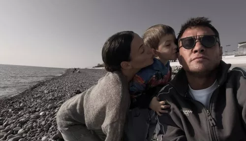 Редкий семейный выход: Павел Прилучный появился на премьере с женой и дочерью