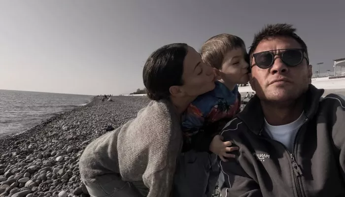 Редкий семейный выход: Павел Прилучный появился на премьере с женой и дочерью