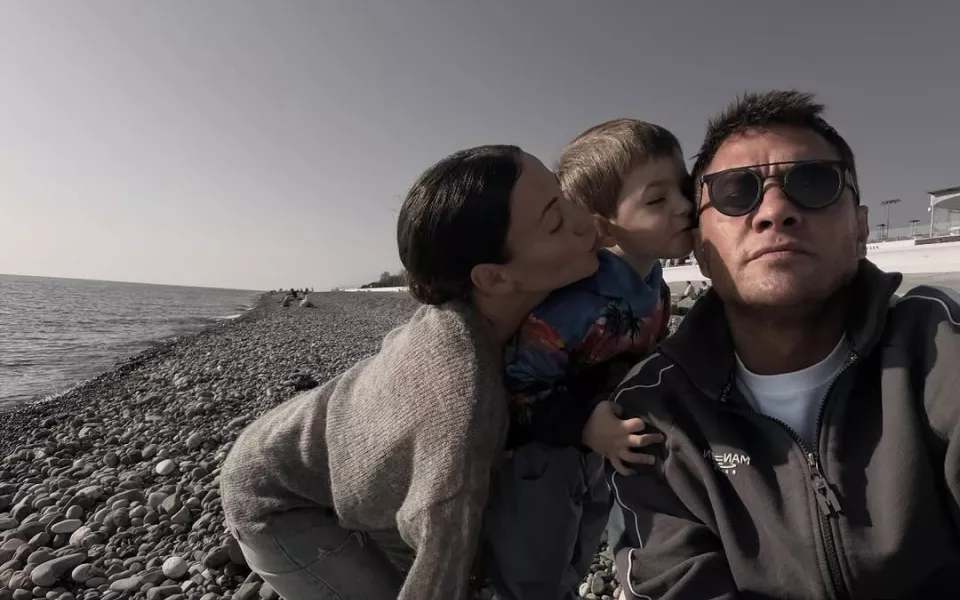 Редкий семейный выход: Павел Прилучный появился на премьере с женой и дочерью