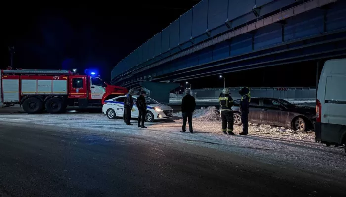 Водитель Kia впечатался в ограждение новой развязки в Барнауле. Фото ДТП