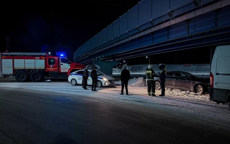 Водитель Kia впечатался в ограждение новой развязки в Барнауле. Фото ДТП