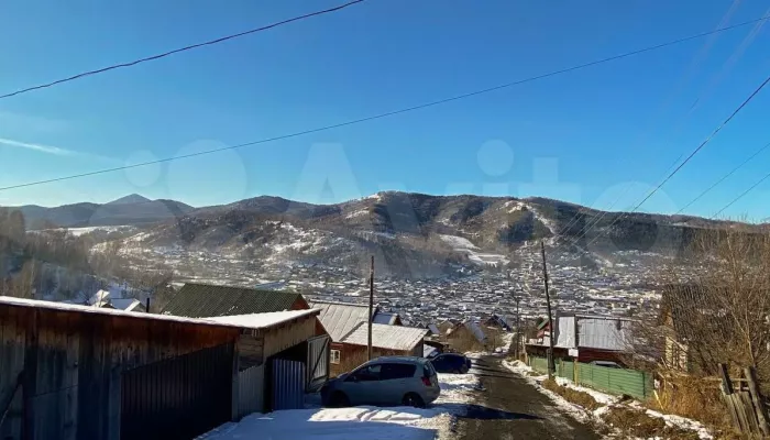 Двухэтажный дом с фруктовым садом и видом на горы продают в Горном Алтае. Фото