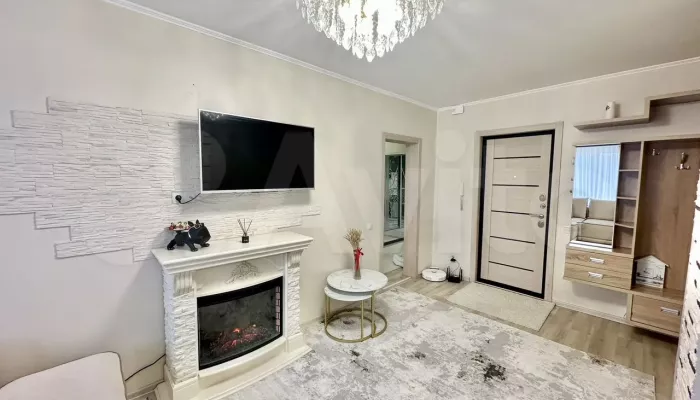 Квартиру с тремя лоджиями и панорамными окнами продают в Барнауле. Фото