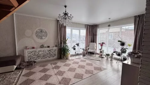 Дом с окнами в пол продают в Республике Алтай на горе за 14,3 млн рублей. Фото